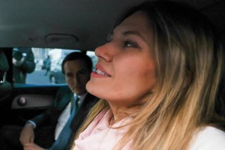 La vice-présidente déchue du Parlement européen, Eva Kaili, a pu rejoindre son domicile vendredi, où elle va poursuivre sa détention sous bracelet électronique.